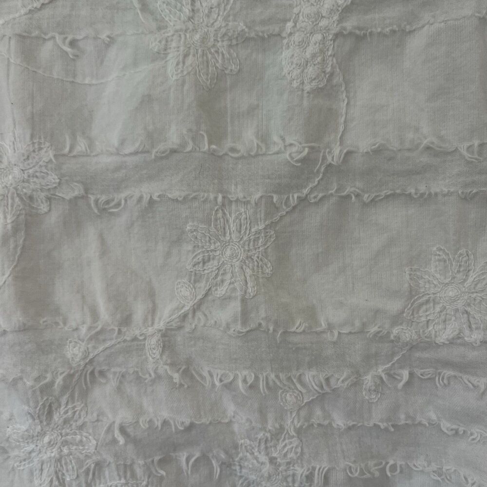 Lulu-B White floral blouse with button detail and ruffle hem M/L Medium/Large - Picture 9 of 9